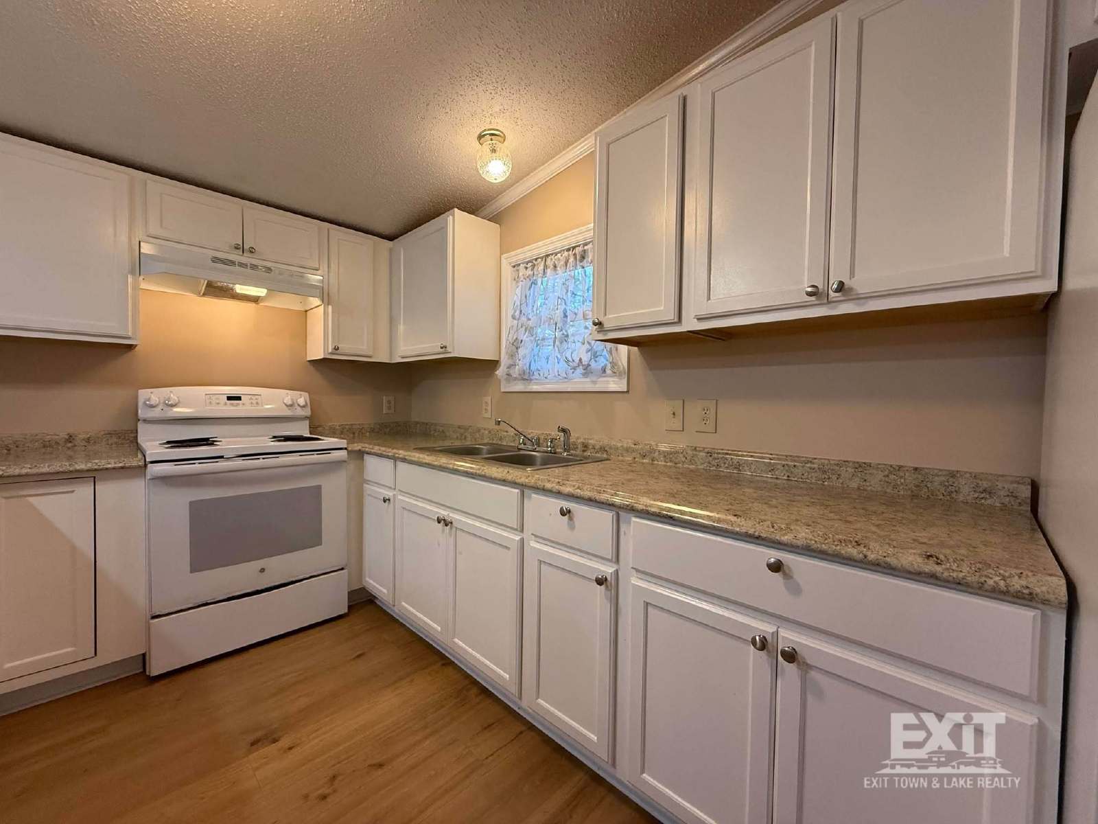 3 Bedroom, 2 Bathroom Home in a Beautiful Country Setting property image