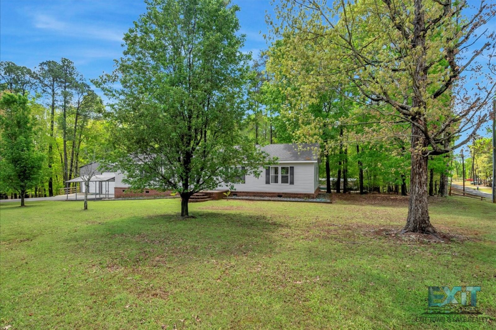 Welcome to this 3 Bedroom, 2 Bath Home in Wildwood Point! property image