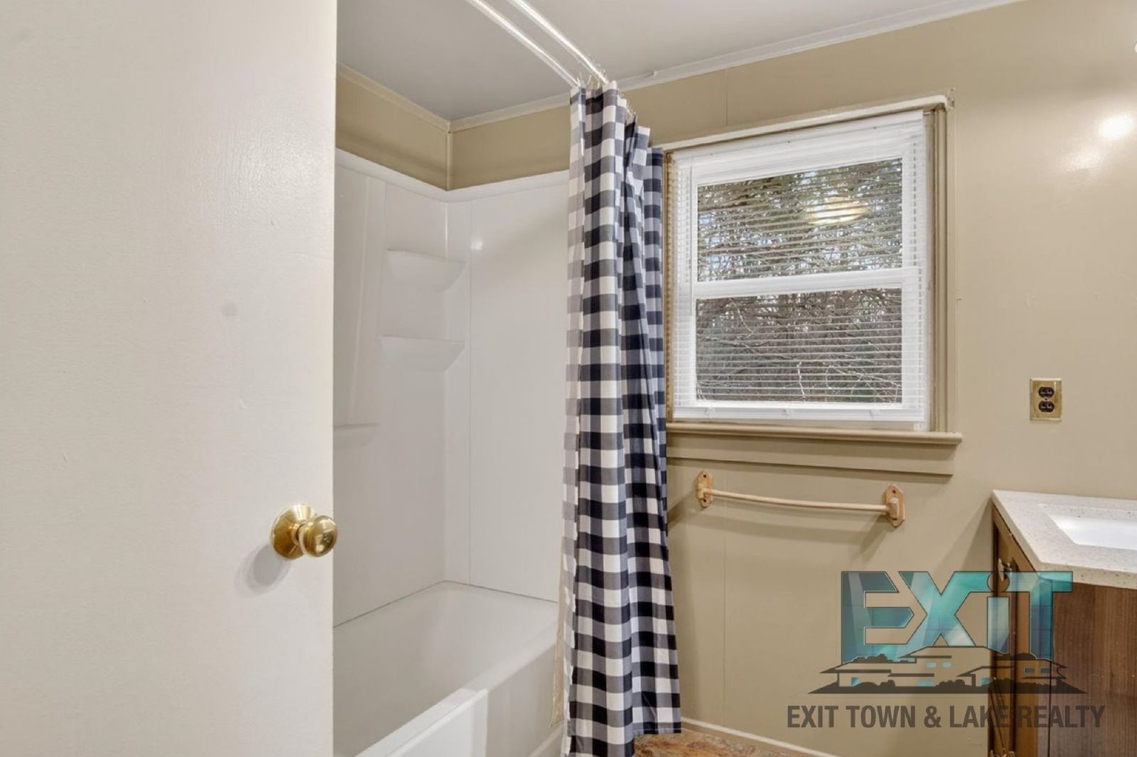 3 Bedroom, 1 Bath Home Available in LaCrosse! property image