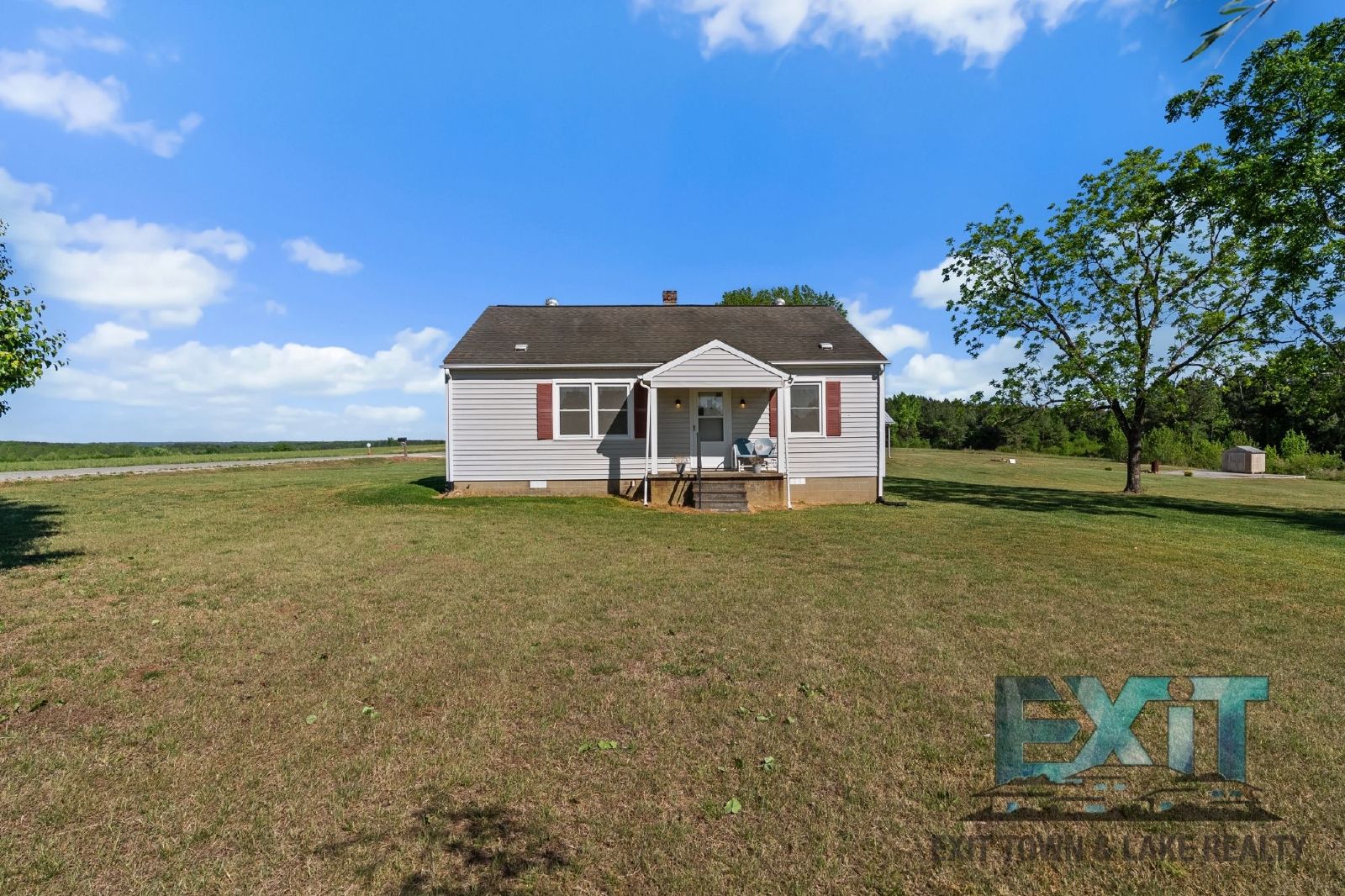 Country Feel, Modern Updates – 3BR Home on Quiet Road Just Outside of South Hill property image