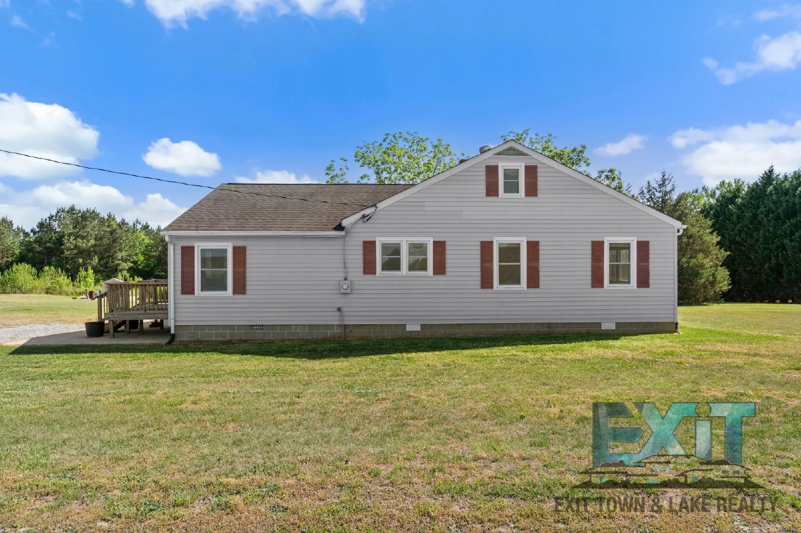 Country Feel, Modern Updates – 3BR Home on Quiet Road Just Outside of South Hill property image