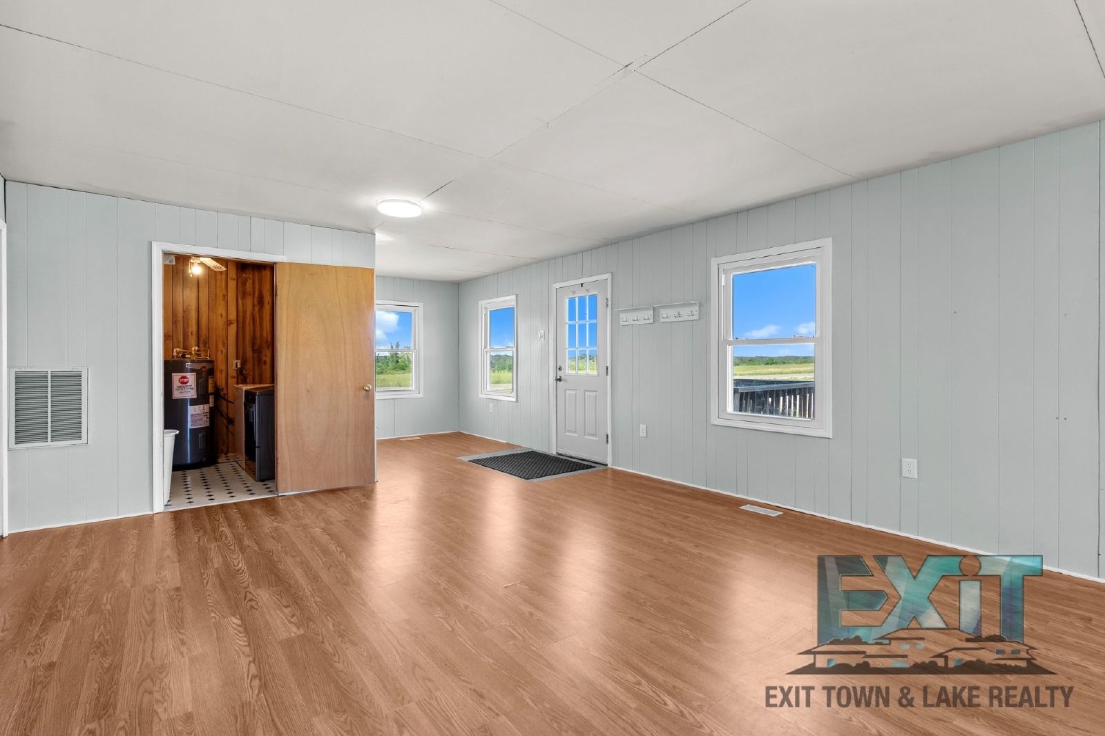 Country Feel, Modern Updates – 3BR Home on Quiet Road Just Outside of South Hill property image