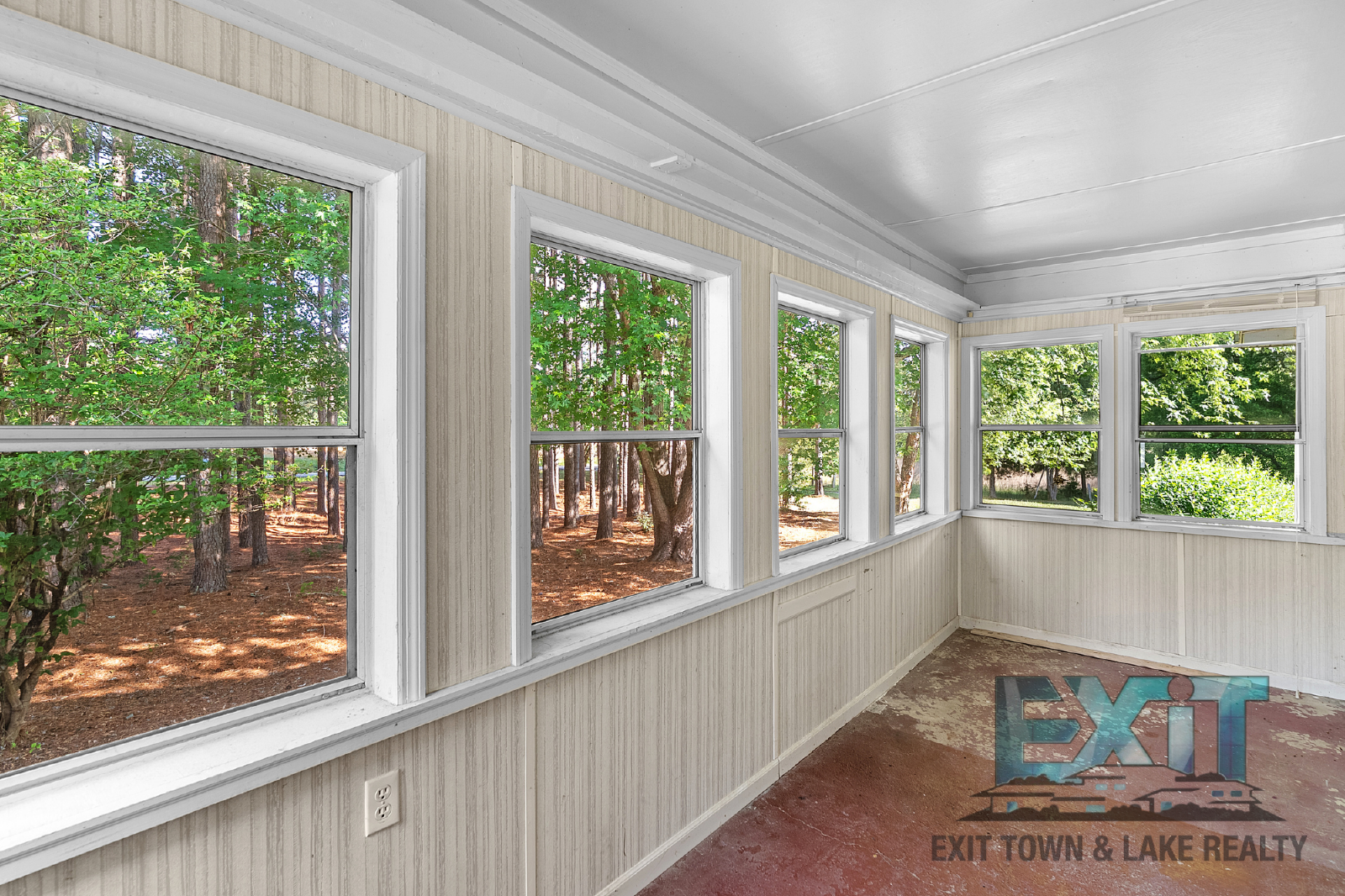 Spacious Country Home in Convenient La Crosse Location property image