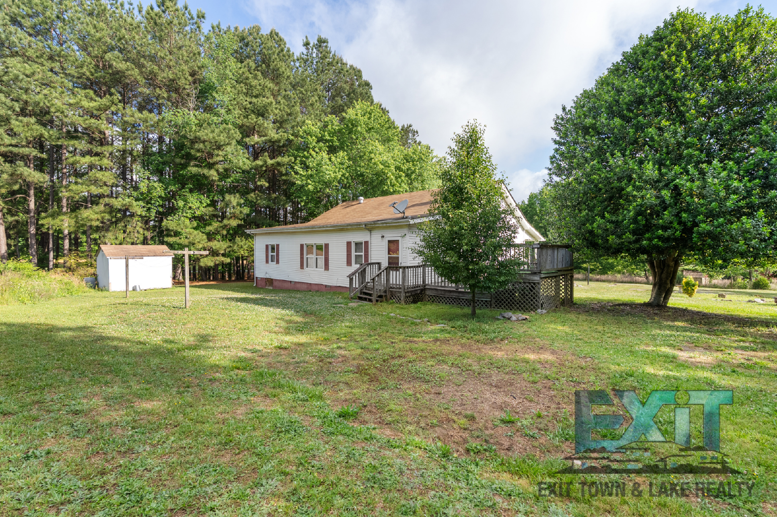 Spacious Country Home in Convenient La Crosse Location property image