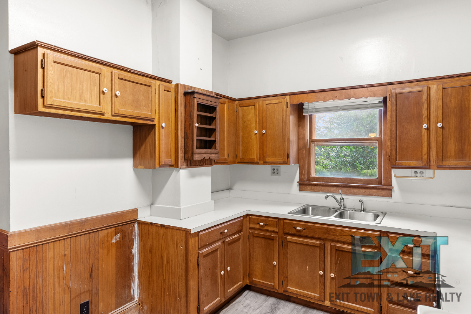 Spacious Country Home in Convenient La Crosse Location property image