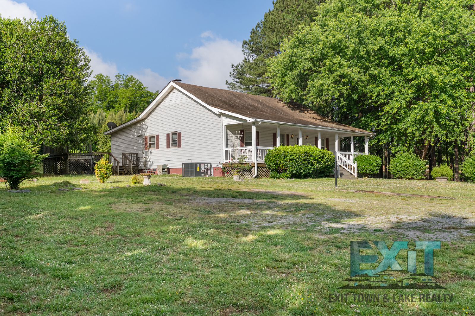 Spacious Country Home in Convenient La Crosse Location property image