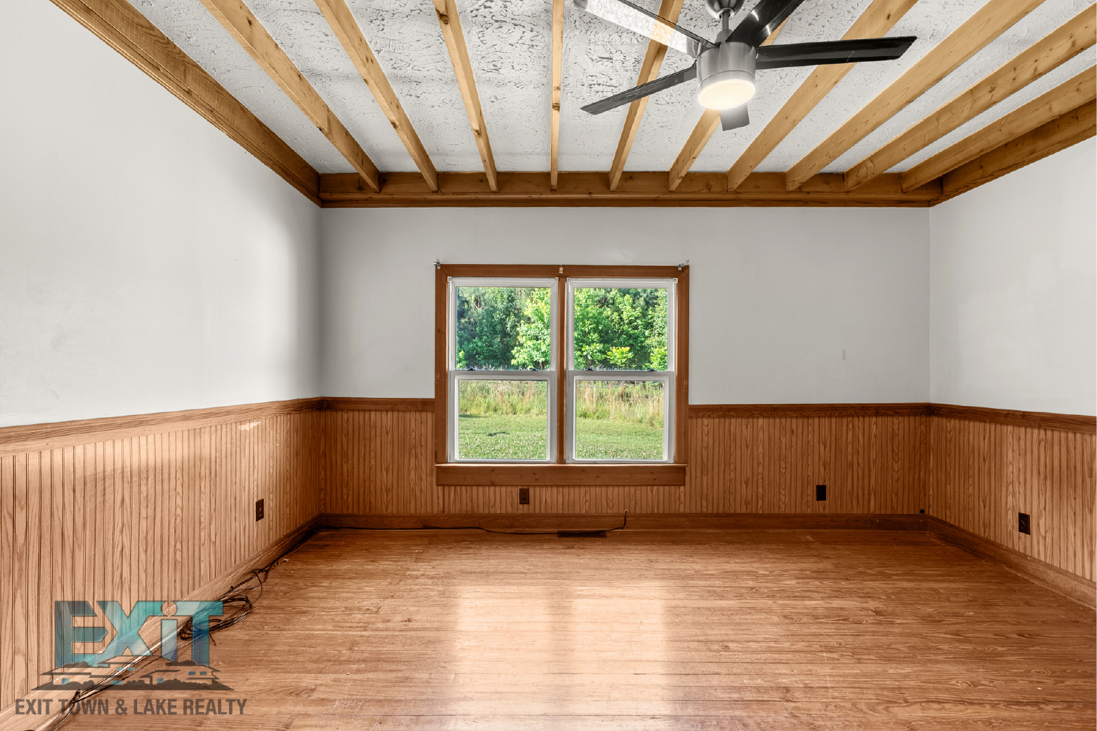 Spacious Country Home in Convenient La Crosse Location property image