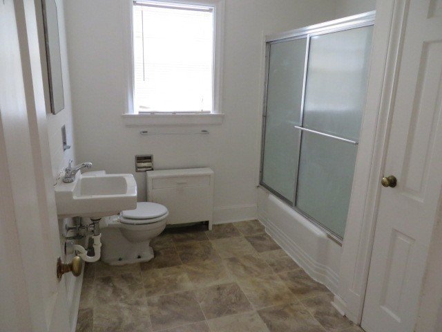 2 Bedroom, 1 Bath South Hill Apartment Convenient to Shopping, Schools & Hospital property image